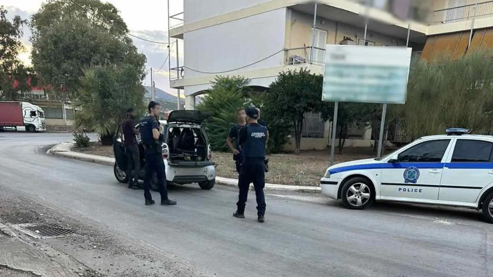 ΕΛ.ΑΣ.: «Σήκωσε» αυτοκίνητα στη Μάνδρα -Πολλές οι παραβάσεις του ΚΟΚ